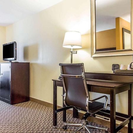 Comfort Suites Clinton Near Presbyterian College Exterior foto