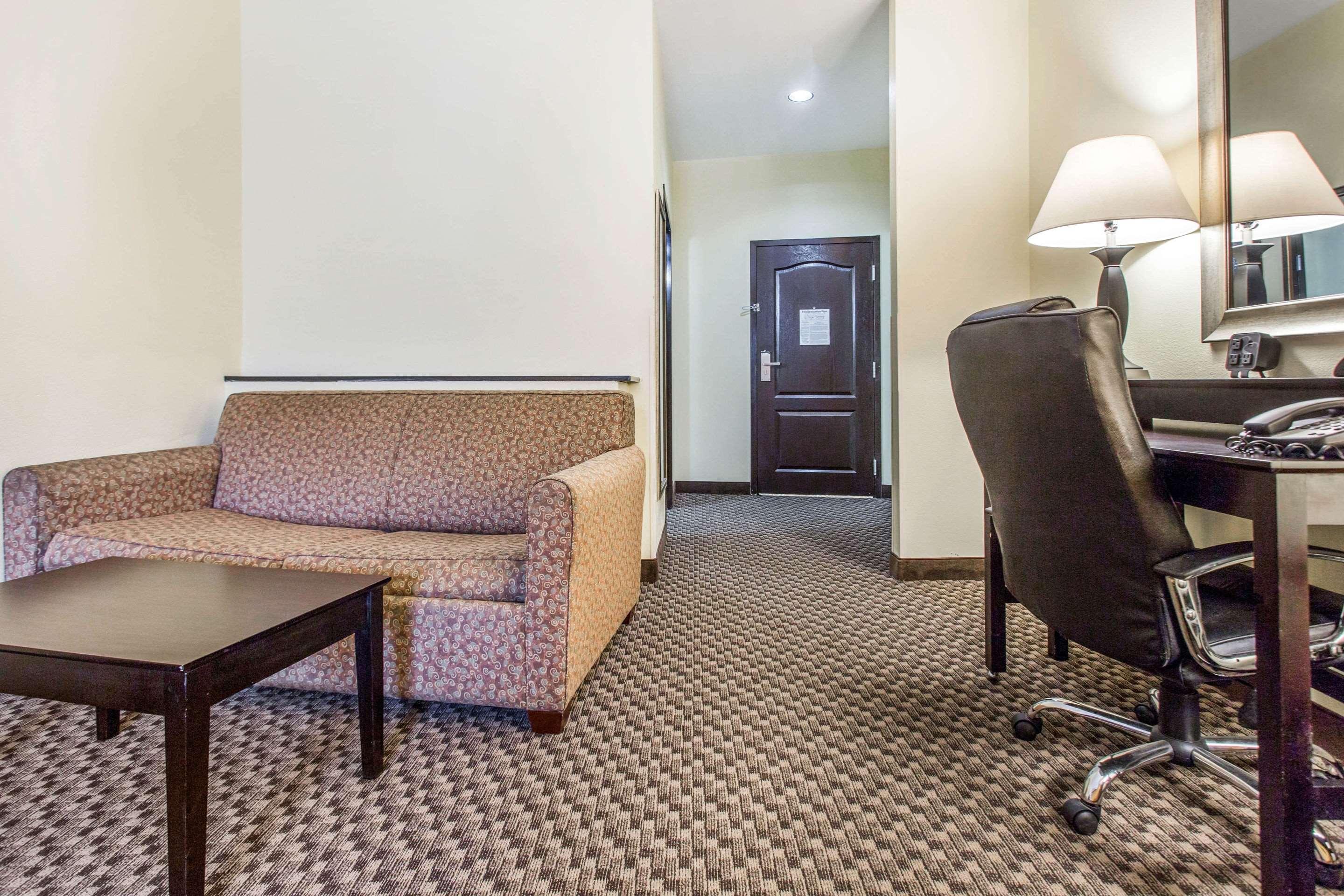 Comfort Suites Clinton Near Presbyterian College Exterior foto