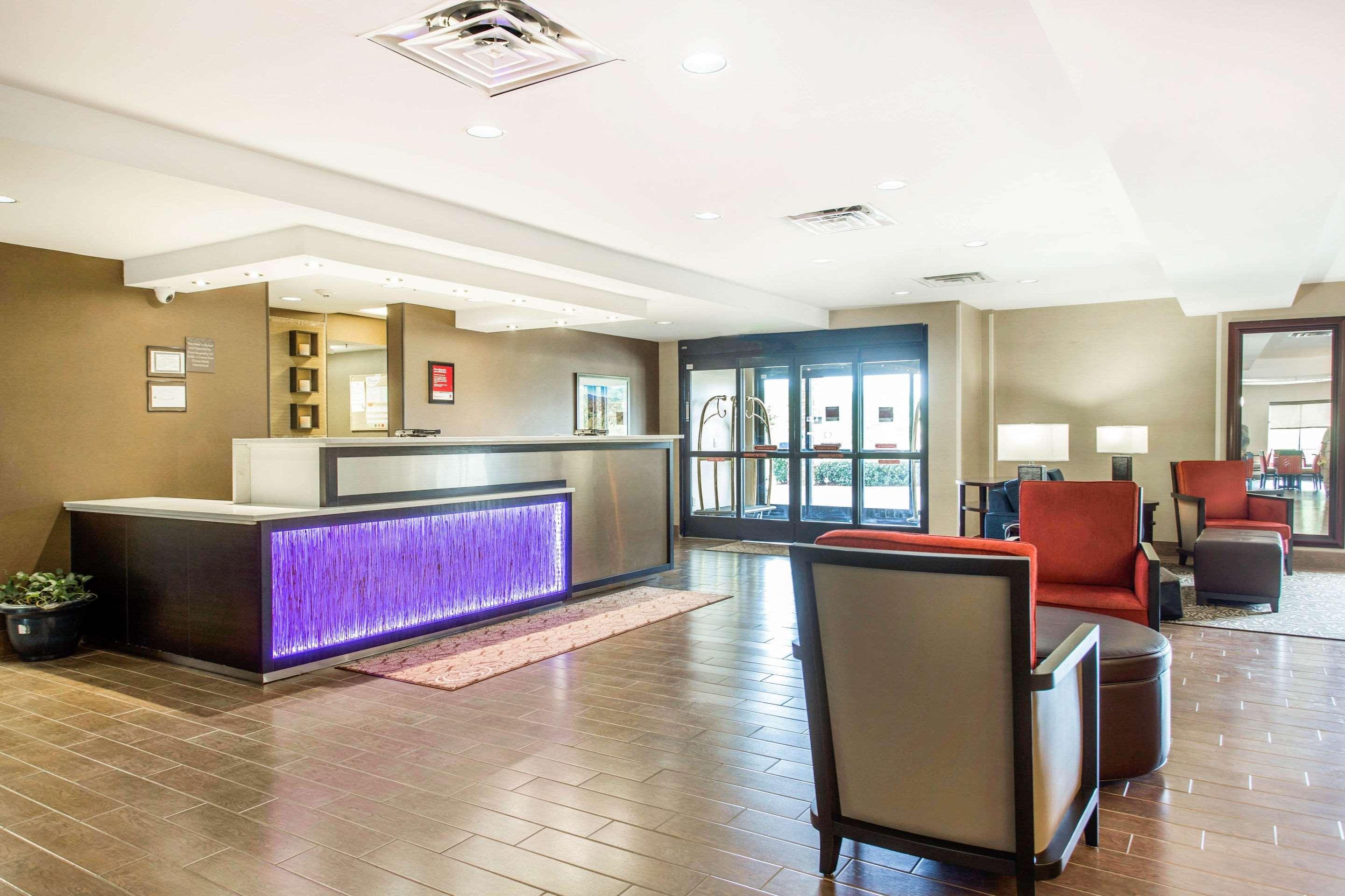 Comfort Suites Clinton Near Presbyterian College Exterior foto