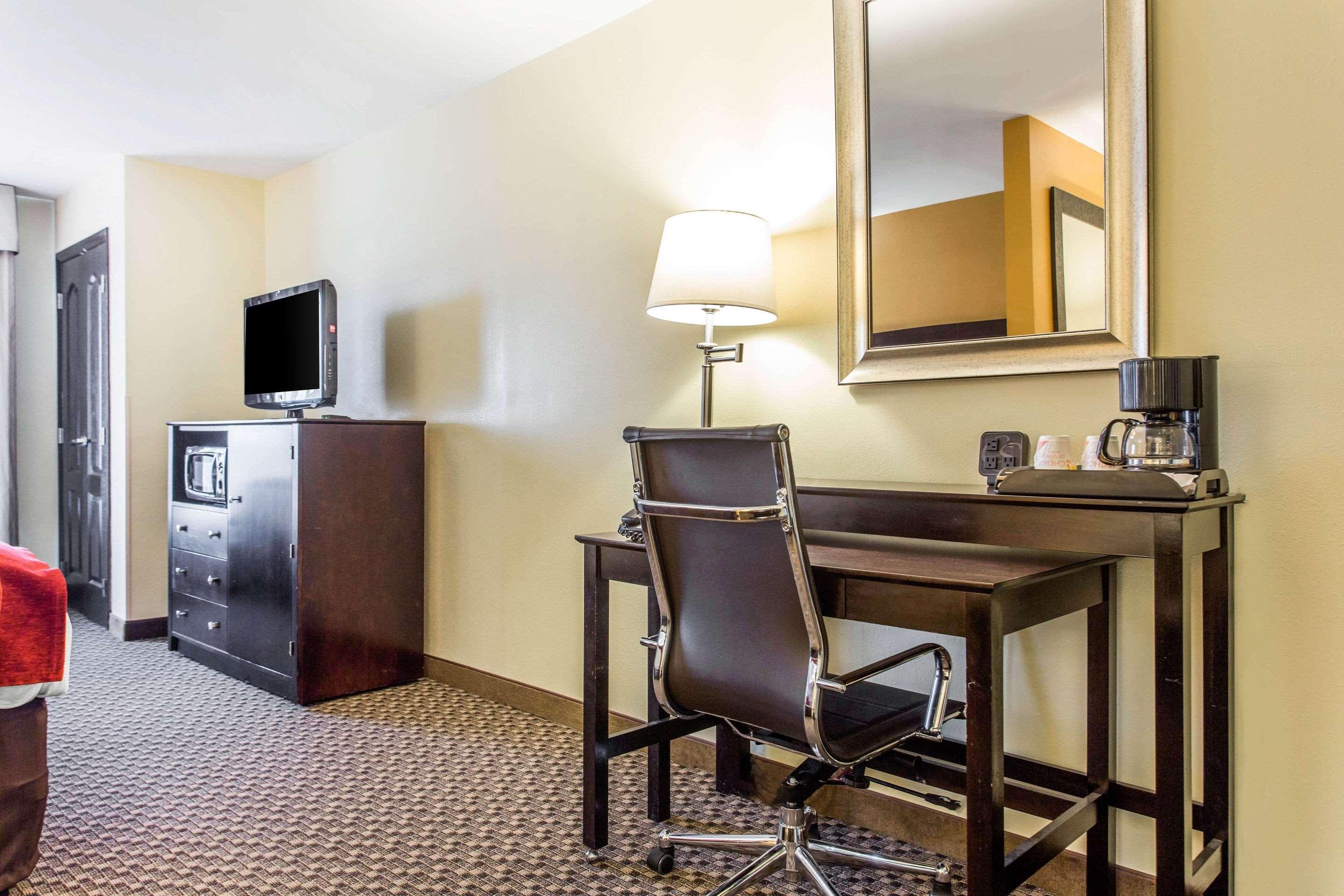 Comfort Suites Clinton Near Presbyterian College Exterior foto