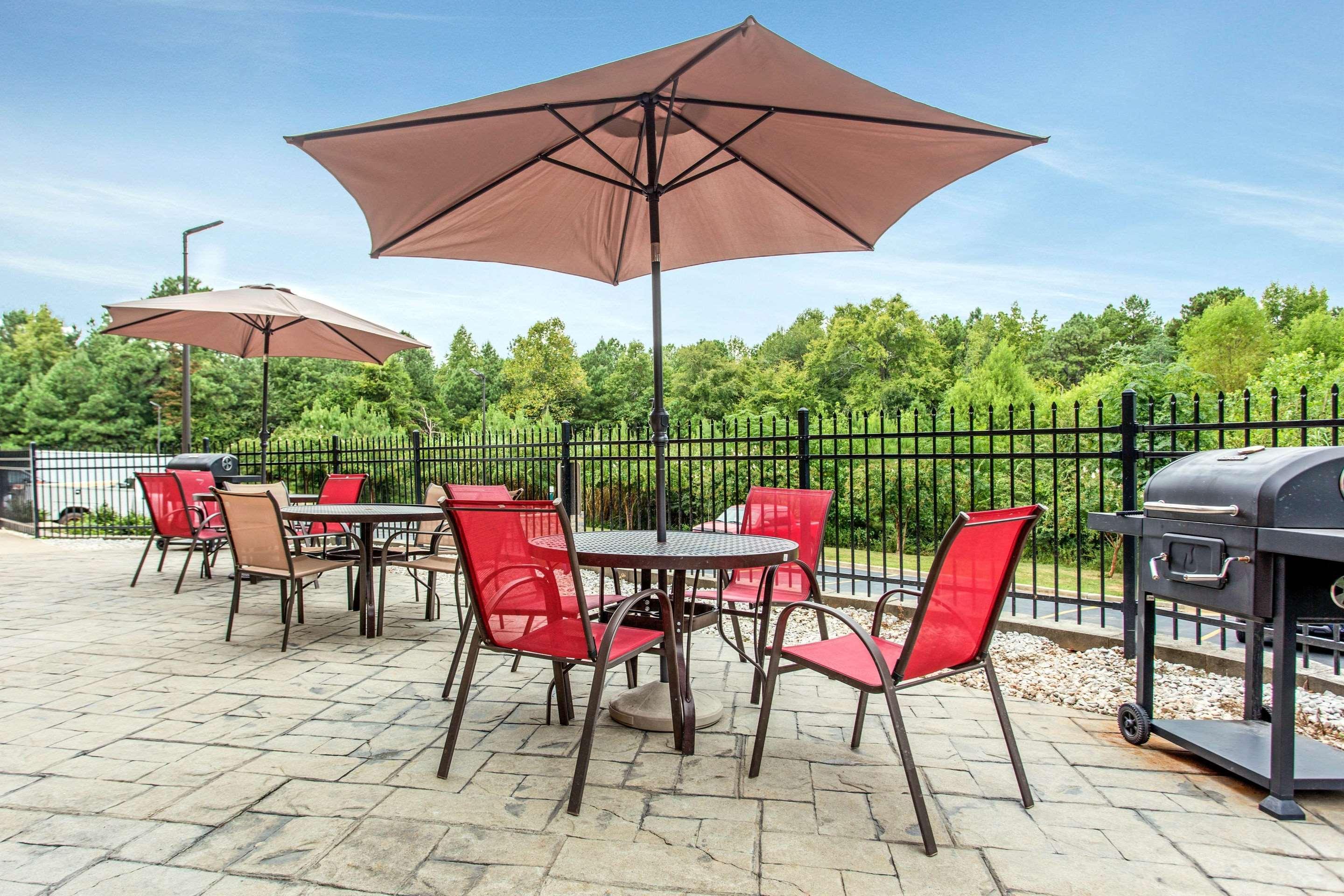 Comfort Suites Clinton Near Presbyterian College Exterior foto