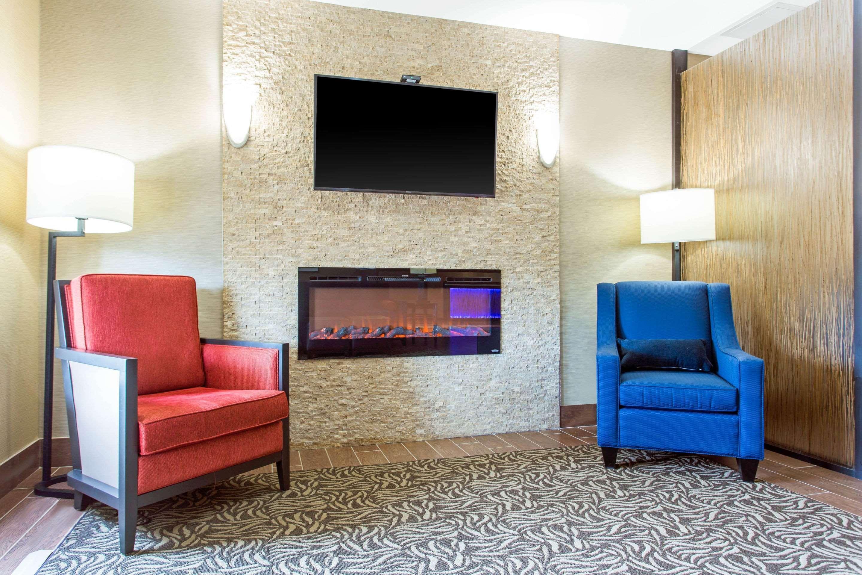 Comfort Suites Clinton Near Presbyterian College Exterior foto
