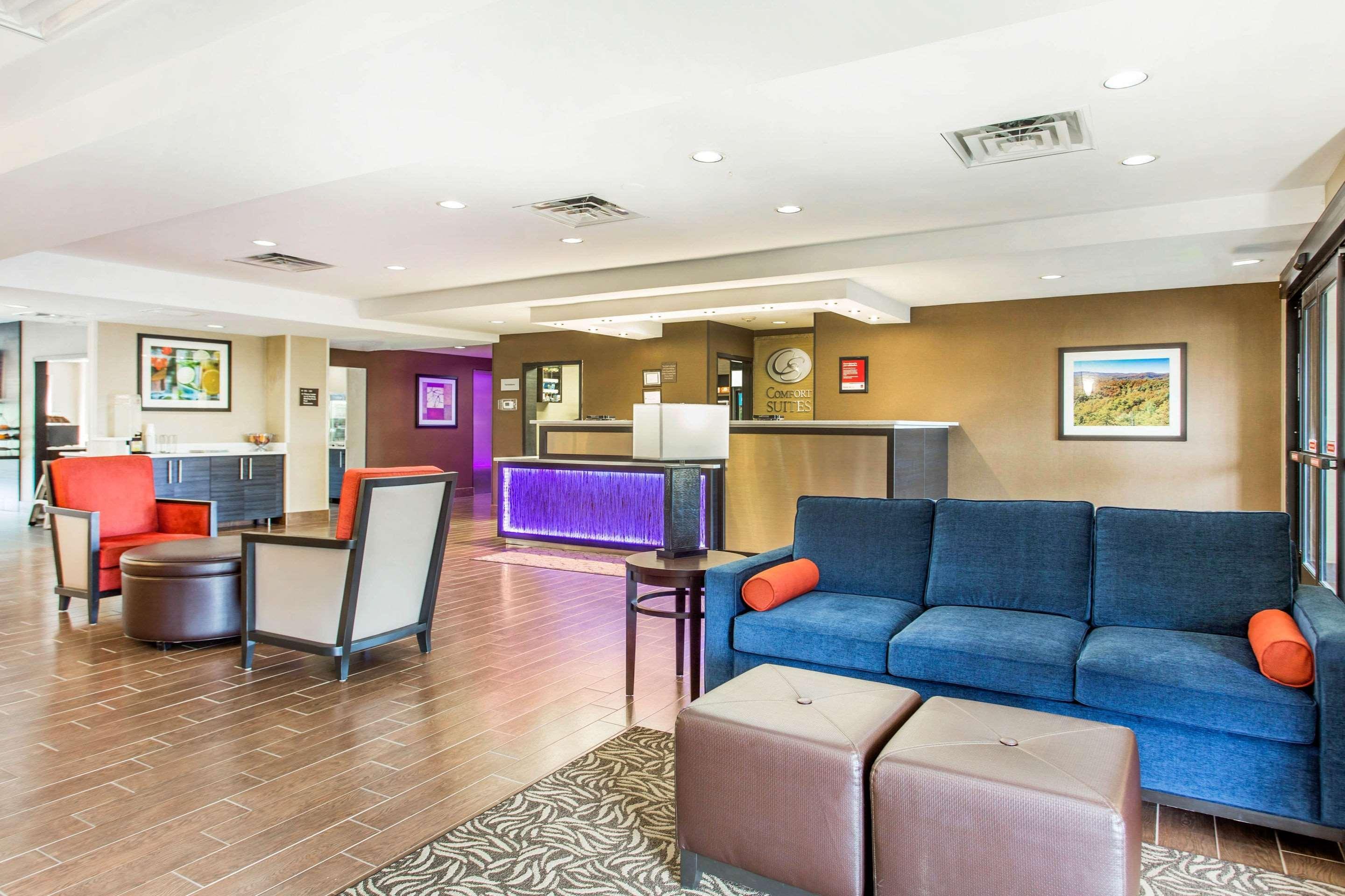 Comfort Suites Clinton Near Presbyterian College Exterior foto