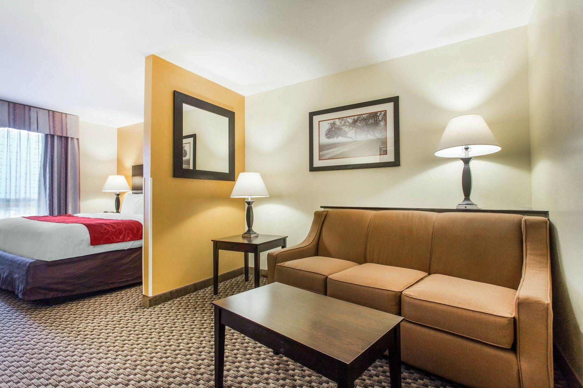 Comfort Suites Clinton Near Presbyterian College Exterior foto