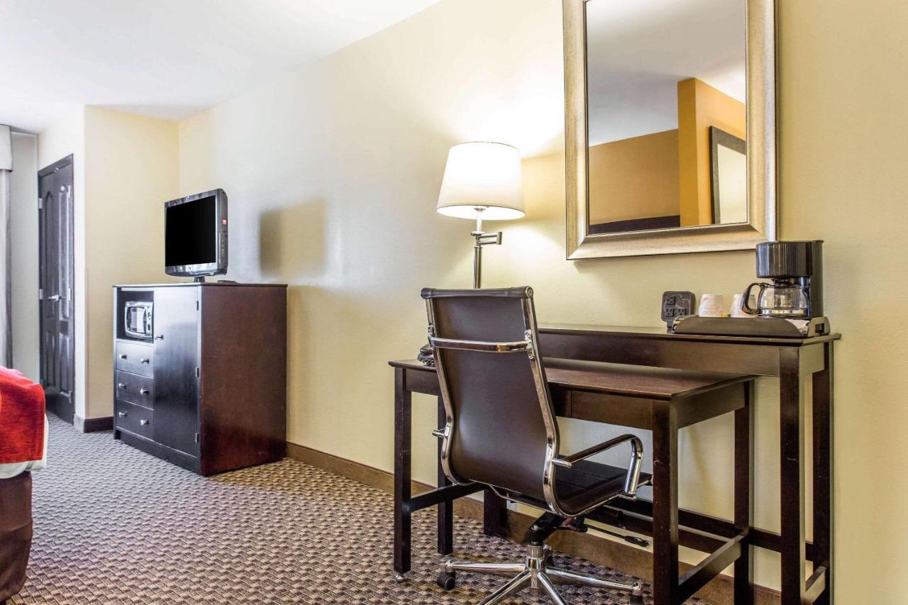 Comfort Suites Clinton Near Presbyterian College Exterior foto
