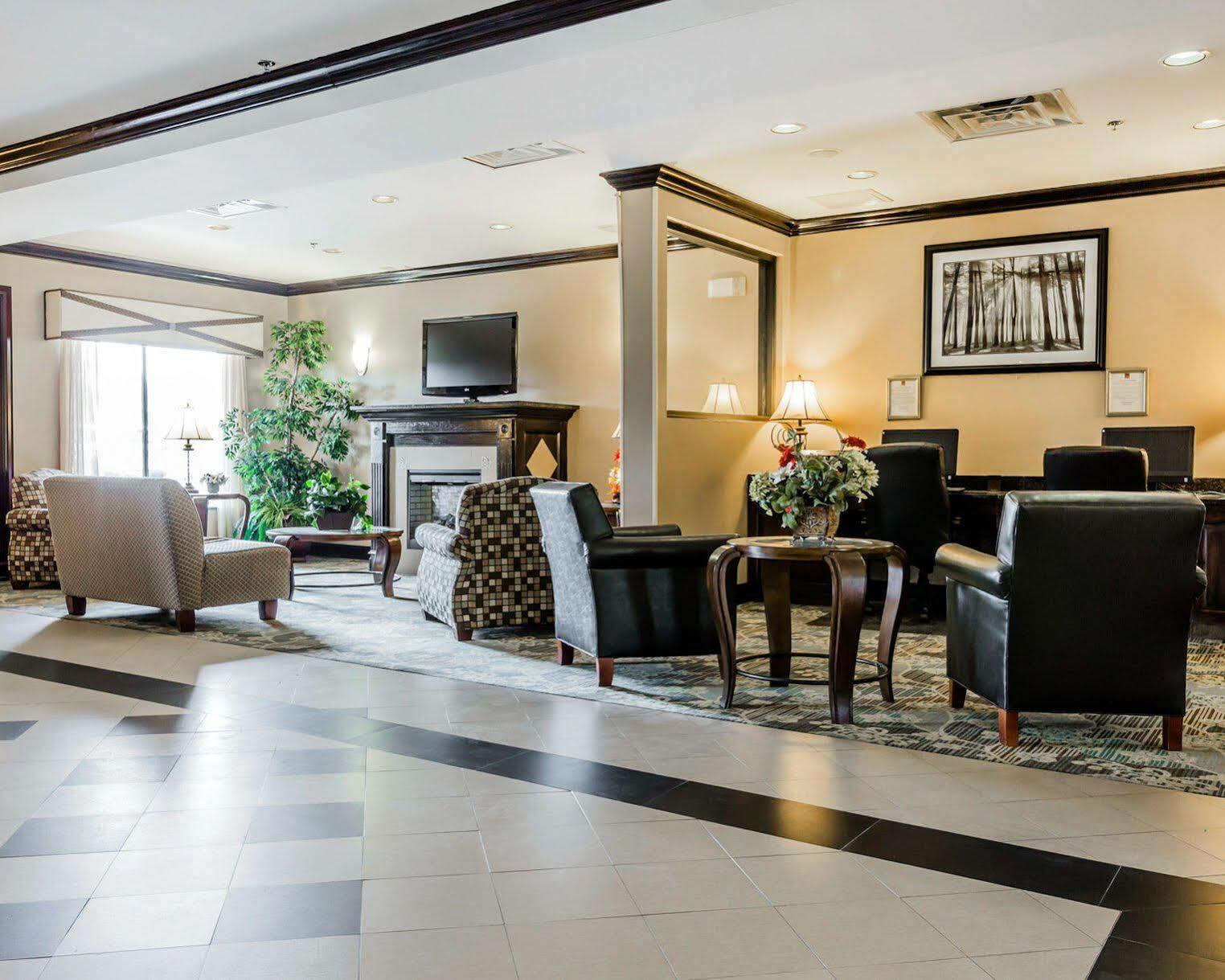 Comfort Suites Clinton Near Presbyterian College Exterior foto