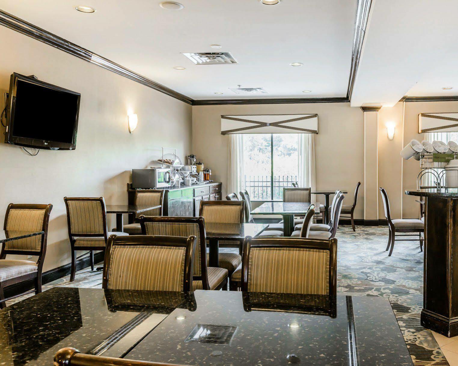 Comfort Suites Clinton Near Presbyterian College Exterior foto