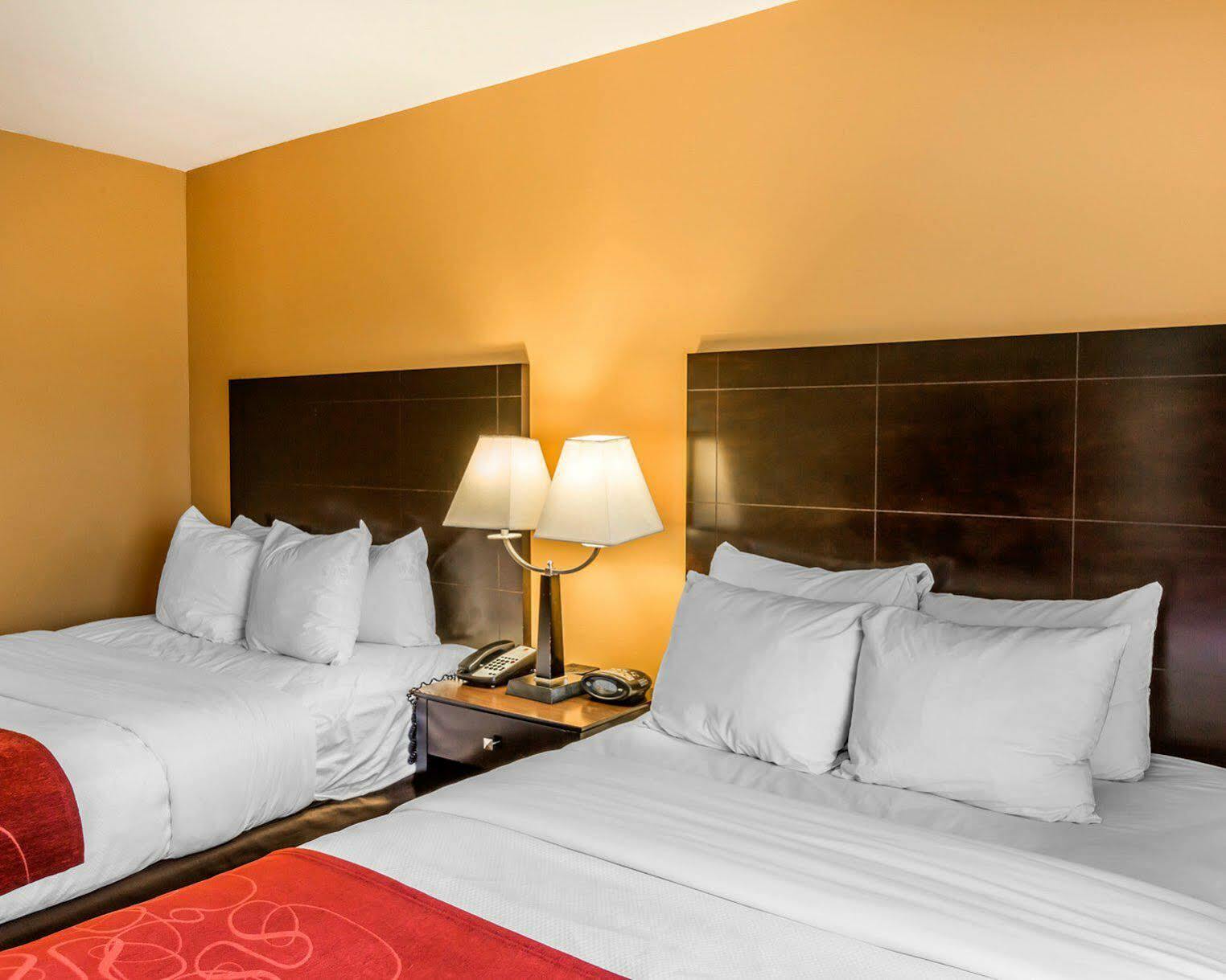 Comfort Suites Clinton Near Presbyterian College Exterior foto