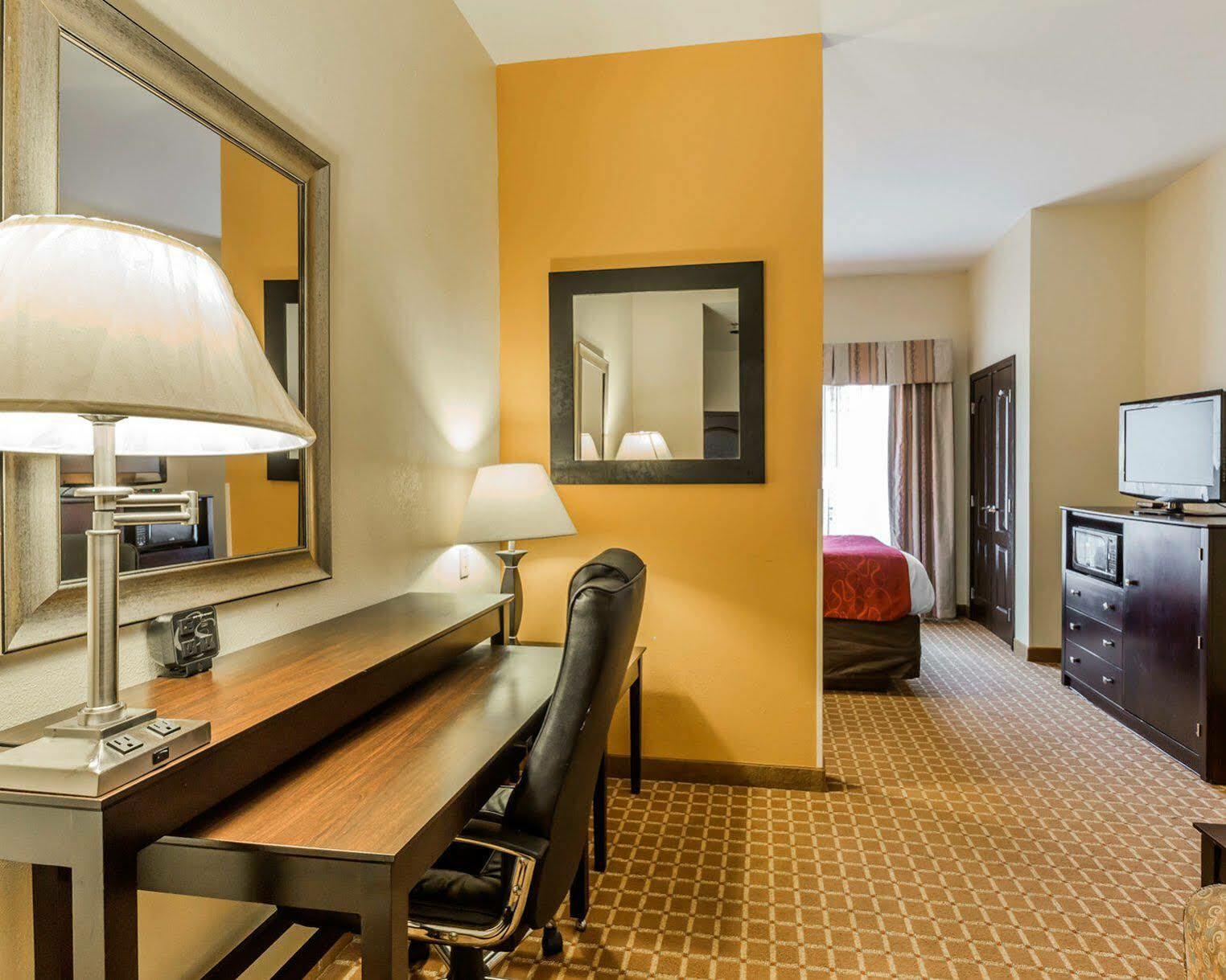 Comfort Suites Clinton Near Presbyterian College Exterior foto