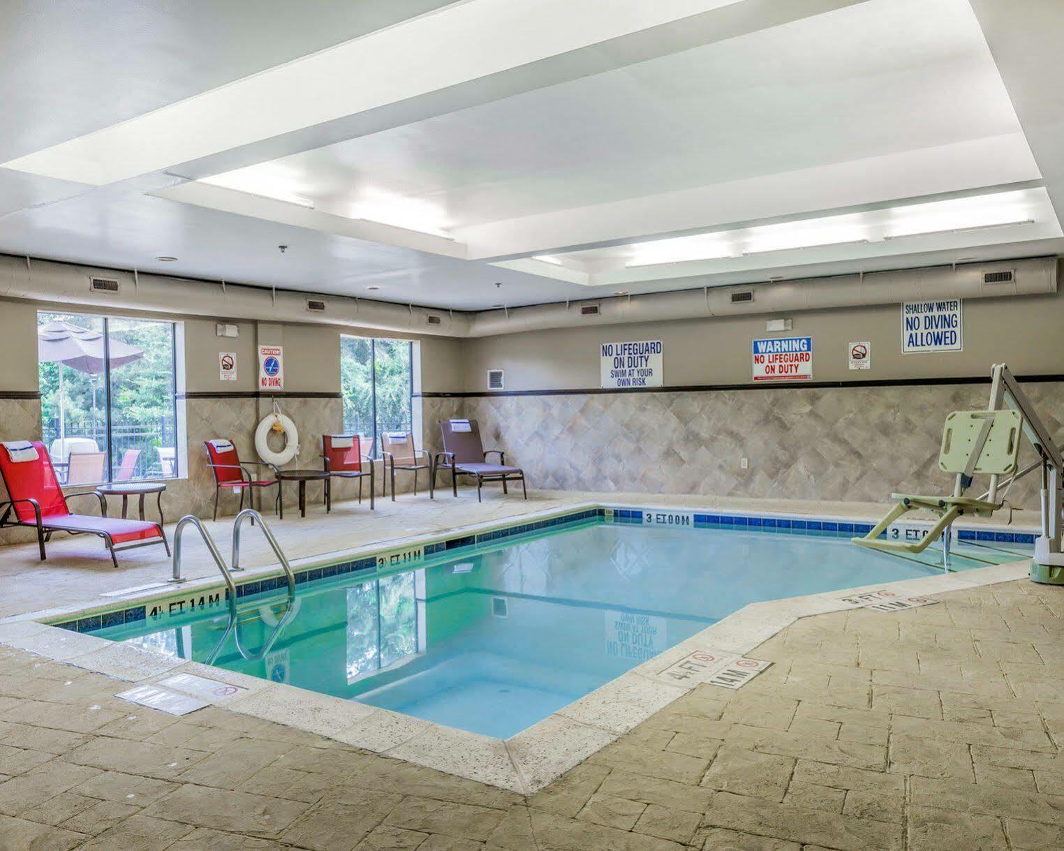 Comfort Suites Clinton Near Presbyterian College Exterior foto